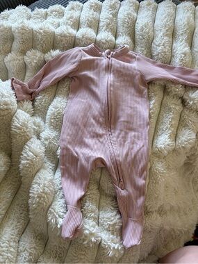 7/$30 old Navy Pink Ribbed Footed One-Piece Zipper Romper